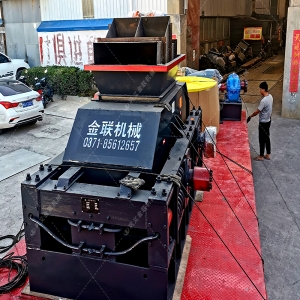 大型彈簧式對(duì)輥制砂機(jī)設(shè)備發(fā)貨圖片