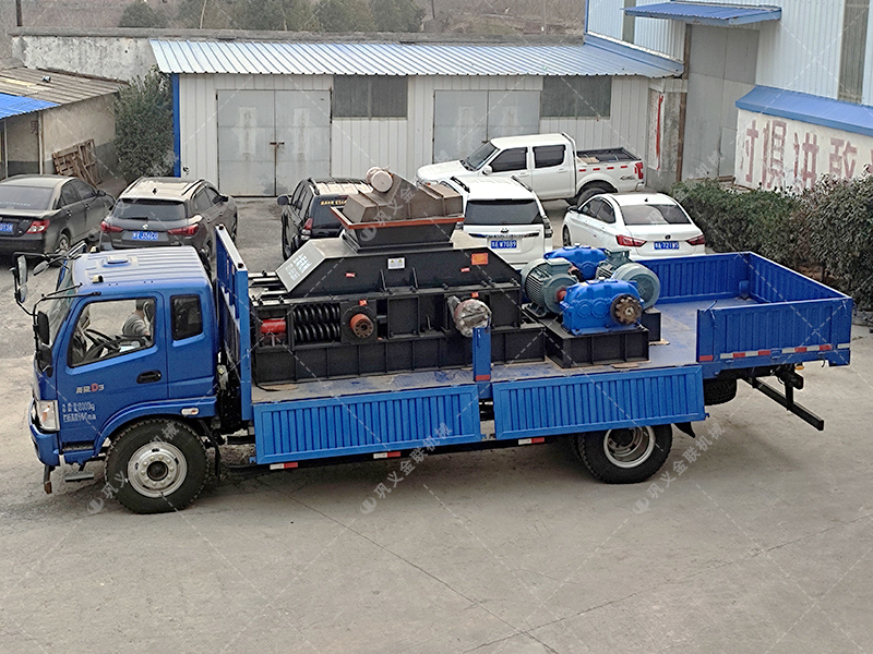 大型半自動液壓對輥破碎機(jī)發(fā)貨 發(fā)往廣東