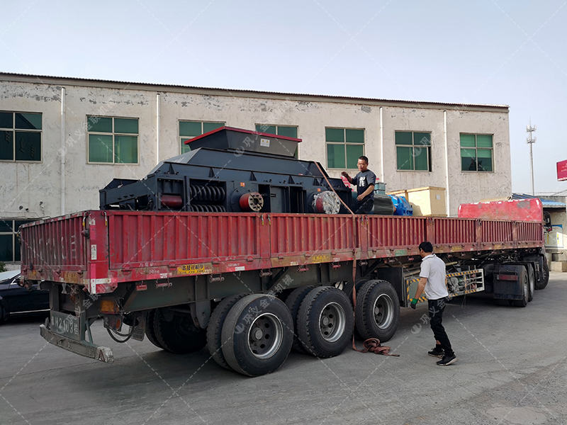 1500x800直連式大型液壓對(duì)輥破碎機(jī)發(fā)往陜西