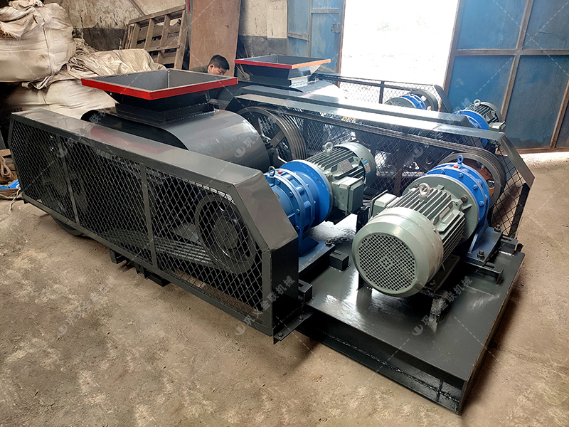 兩臺小型對輥破碎機發貨圖片_發往廣東廣西_破碎石英砂