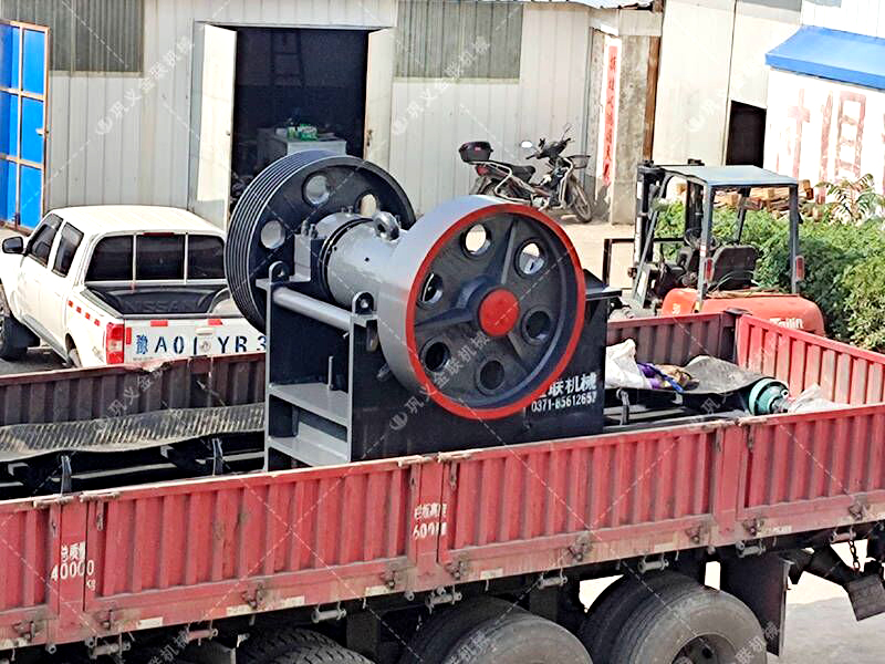 顎破與對輥破碎機:哪種更節(jié)省地將石頭破碎成石子?