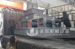 想要避免破碎設備磨損就要正確的操作風化砂破碎機!